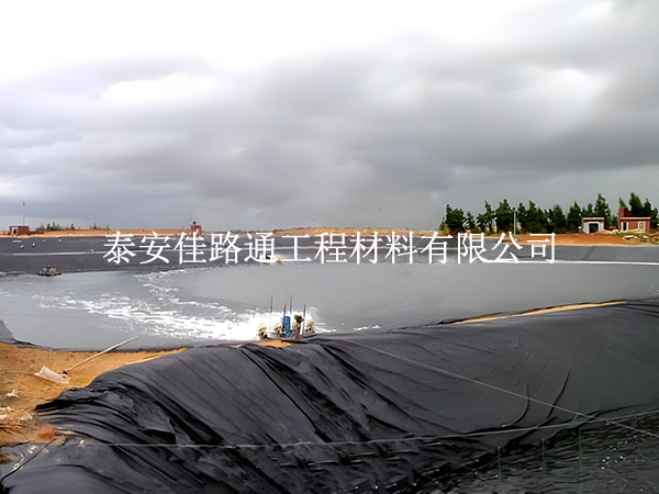 水產養(yǎng)殖防滲膜雨季施工注意事項